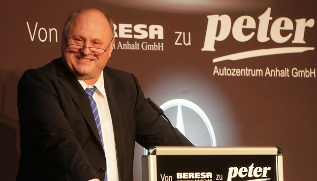 Bild: Der Senior-Chef begr&uuml;&szlig;t