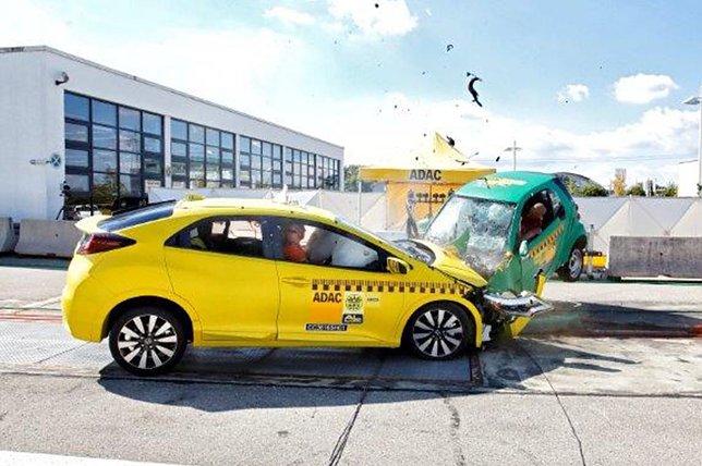 Bild: Beim Zusammensto&szlig; Civic gegen Smart nimmt der Civic einen erheblichen Teil der Aufprallenergie des Smart auf.