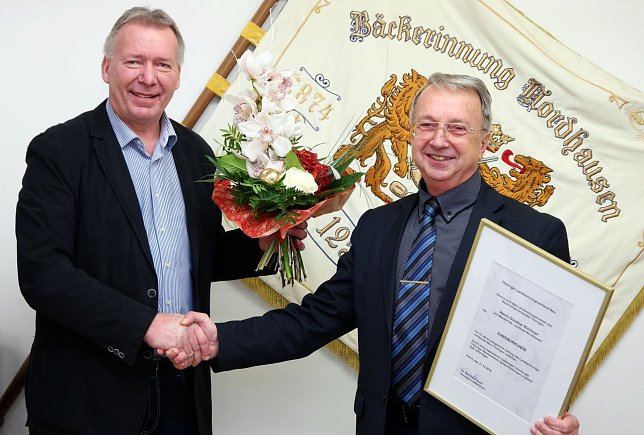 Bild: Dr. Bernhard Senft (links) ehrt G&uuml;nther Kirchner