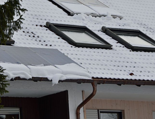 Bild: Ob mit oder ohne Schneeauflage: An frostigen Wintertagen muss das Dach Temperaturdifferenzen von 40o C. und mehr zwischen Oberfl&auml;che und Innenraum verkraften.