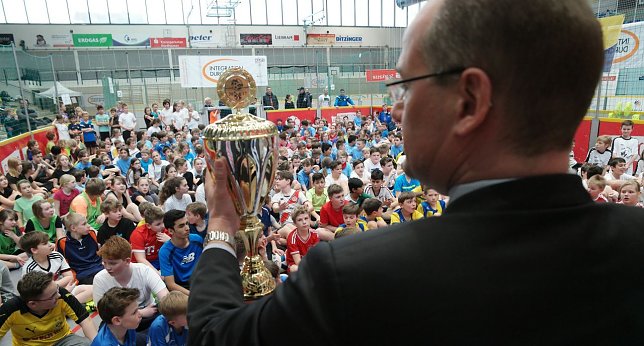 Bild: Dieser Pokal ist das Ziel aller Teams
