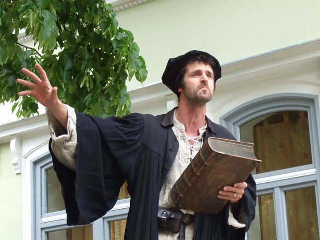 Bild: Luther predigt