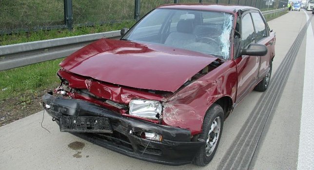 Bild: Auto besch&auml;digt, Fahrerin verletzt