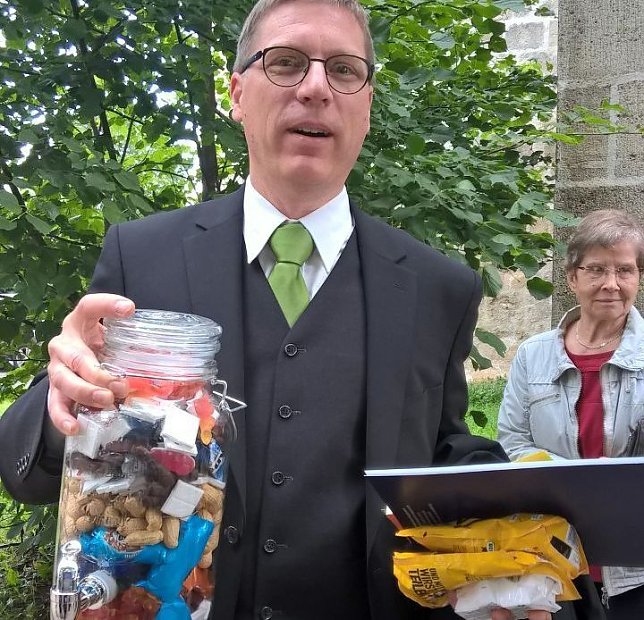 Bild:  Die Mitarbeiterschaft der Blasii-Gemeinde hatte ihm zur Begr&uuml;&szlig;ung ein Glas voller Dinge gepackt, die man im allt&auml;glichen Pfarrerleben so braucht.