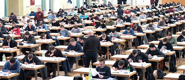 Bild: Pr&uuml;fungen in der Th&uuml;ringenhalle