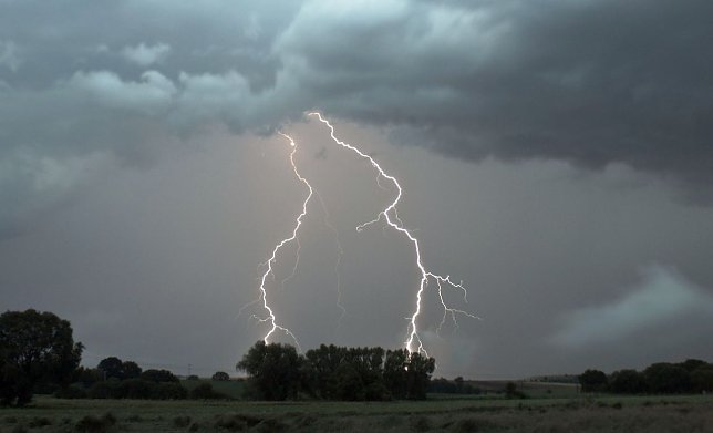 Bild: Wetterbild mit Gewitter und Wolken