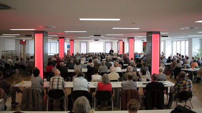 Bild: Viele Interessenten kommen zu den Vortr&auml;gen