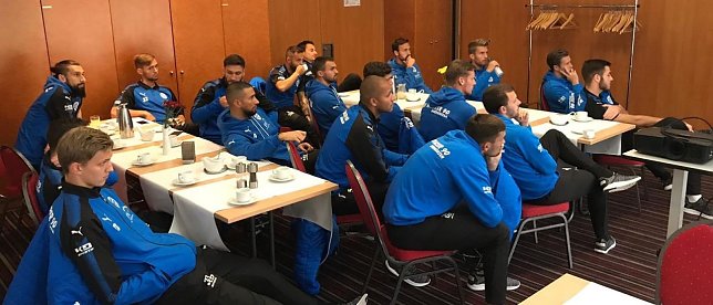Bild: Letzte Besprechung vor dem Spiel