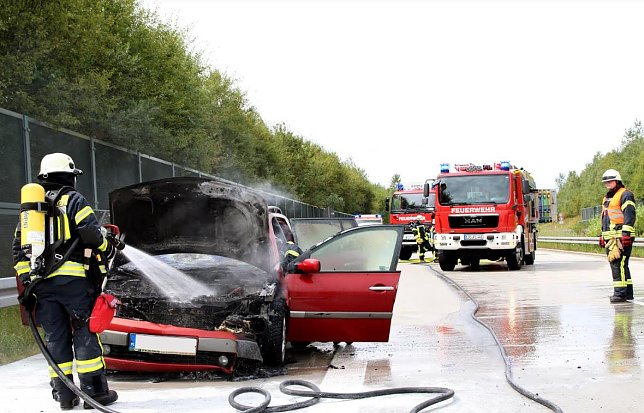 Bild: Brennendes Auto gel&ouml;scht