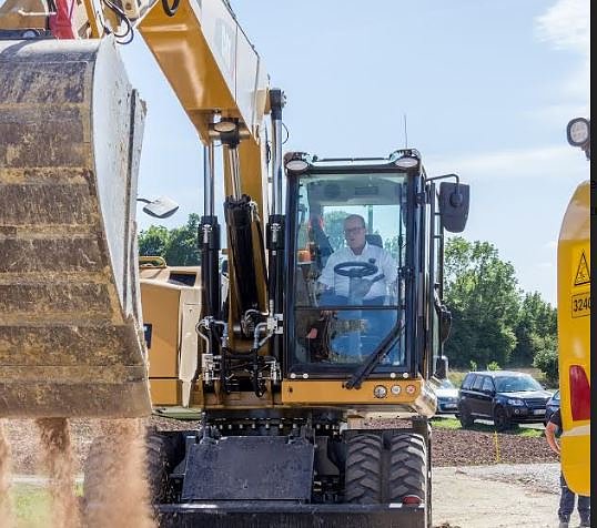 Bild: Spatenstich mit Bagger