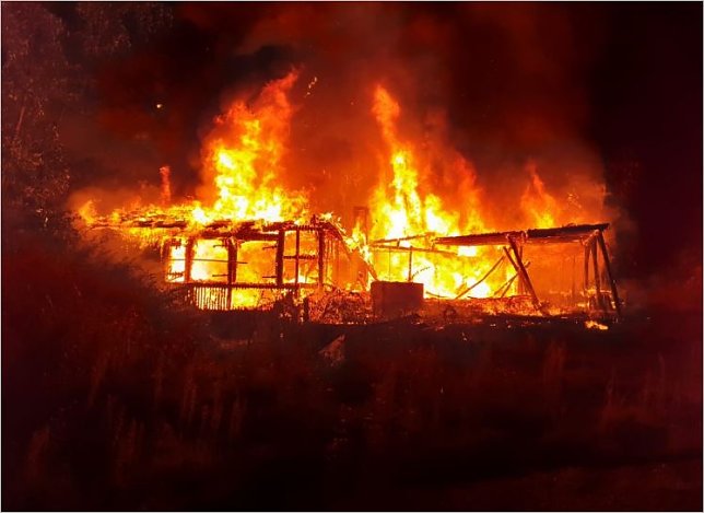 Bild: Feuer vernichtet Sch&uuml;tzenhaus