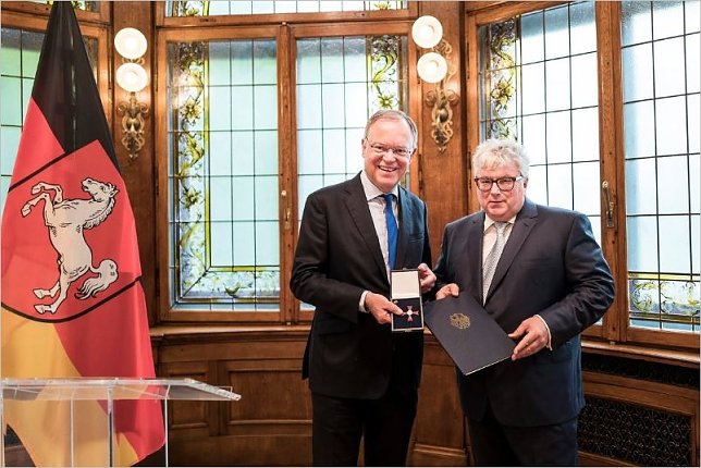 Bild: Bundesverdienstkreuz f&uuml;r Prof. N&auml;der