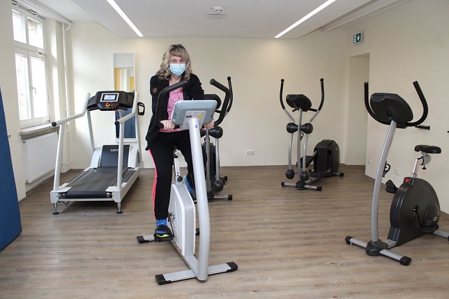 Bild: Jacqueline Liesegang trainiert in ihrem eigenen Tempo t&auml;glich im Rahmen der Multimodalen Schmerztherapie am Kraftaufbau und der Beweglichkeit ihres K&ouml;rpers.