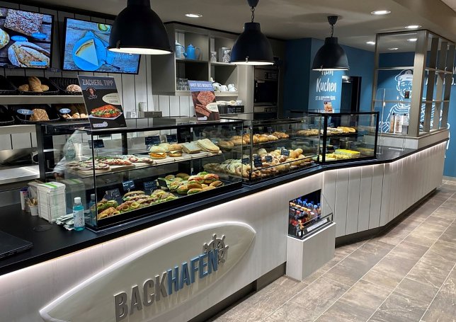 Bild: Das Tankstellen-Bistro Backhafen entwickelt sich mit neuen Snack-Rezepten st&auml;ndig weiter und bietet k&ouml;stliche Kreationen f&uuml;r zwischendurch.