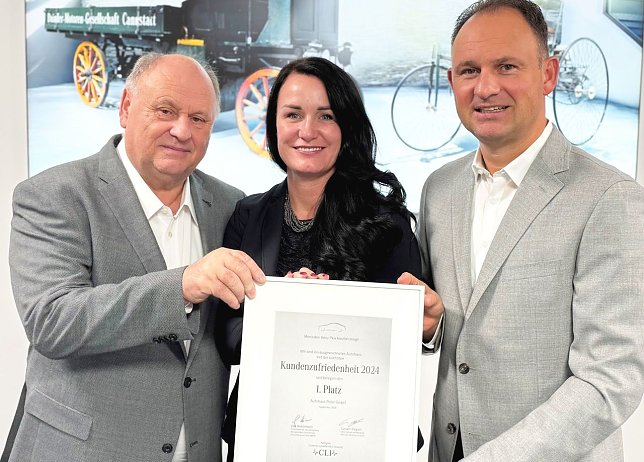 Bild: Die Gesch&auml;ftsf&uuml;hrer der Autohaus Peter GmbH � Helmut Peter, Christina Dost und Andreas Peter (von links nach rechts) � pr&auml;sentieren stolz die Urkunde f&uuml;r den 1. Platz in der Kategorie Kundenzufriedenheit 2024. Verliehen von Mercedes-Benz Cars Vertrieb Deutschland, w&uuml;rdigt diese Auszeichnung die au&szlig;ergew&ouml;hnliche Servicequalit&auml;t und das Engagement des Unternehmens f&uuml;r h&ouml;chste Kundenzufriedenheit.