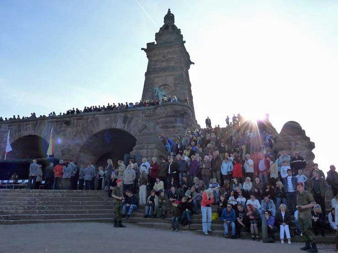 Gelöbnis am Kyffhäuser (Foto: Karl-Heinz Herrmann) Gelöbnis am Kyffhäuser (Foto: Karl-Heinz Herrmann)