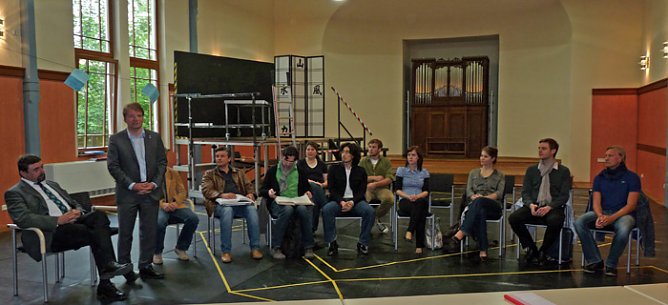 Ensemble steht (Foto: Karl-Heinz Herrmann) Ensemble steht (Foto: Karl-Heinz Herrmann)