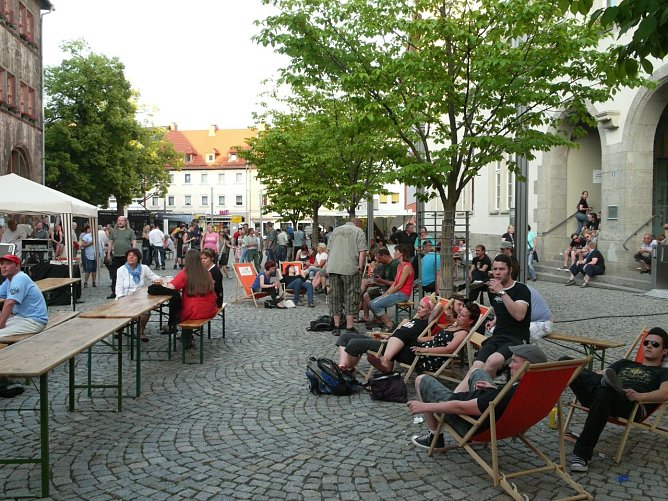 Gegen Abend füllte sich der Rathausplatz noch einmal (Foto: Angelo Glashagel) Gegen Abend füllte sich der Rathausplatz noch einmal (Foto: Angelo Glashagel)