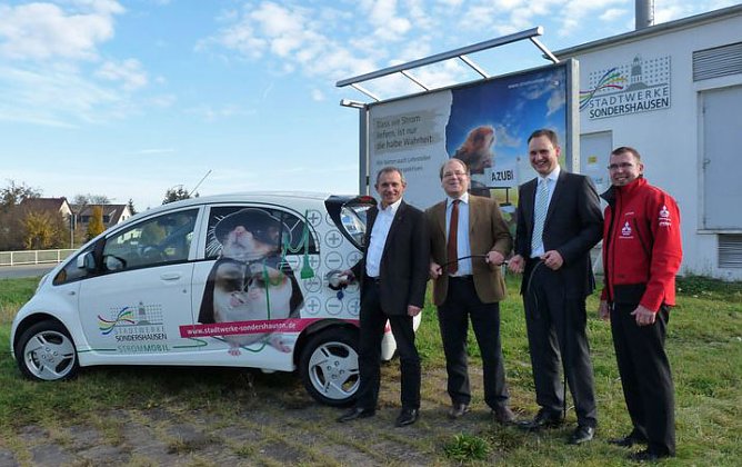 Übergabe Fahrzeug (Foto: Karl-Heinz Herrmann) Übergabe Fahrzeug (Foto: Karl-Heinz Herrmann)