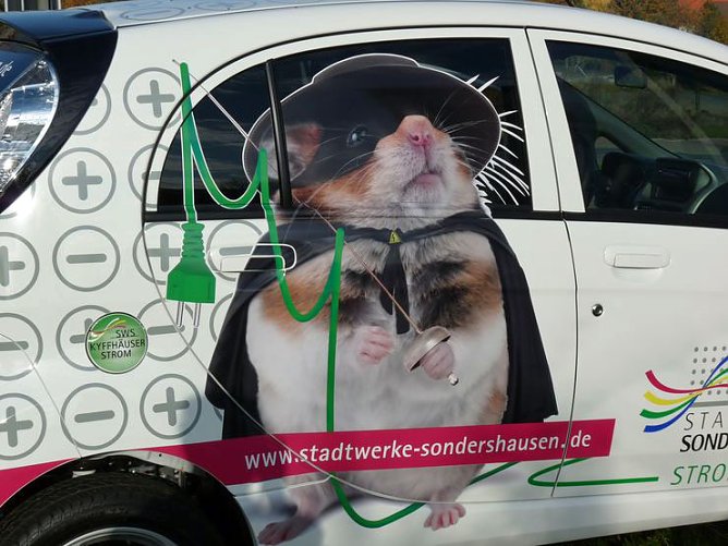 Übergabe Fahrzeug (Foto: Karl-Heinz Herrmann) Übergabe Fahrzeug (Foto: Karl-Heinz Herrmann)