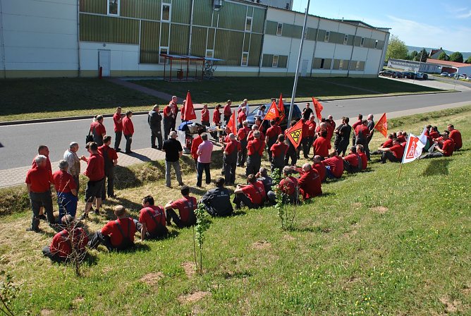 Fr&uuml;hst&uuml;ck vor dem Werktor (Foto: IG Metall)