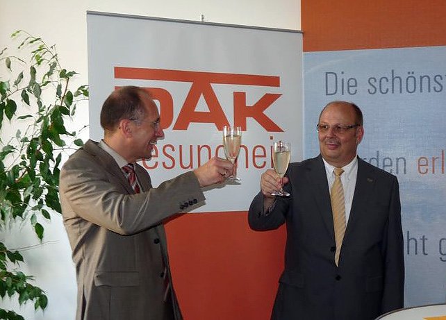 Prosit auf "Unruhestand" (Foto: Karl-Heinz Herrmann)