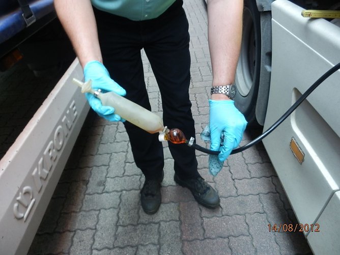 Der Sprit wird zur Kontrolle abgepumpt | Foto: Zoll (Foto: Zoll)