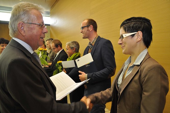 Übergeben (Foto: IHK) Übergeben (Foto: IHK)