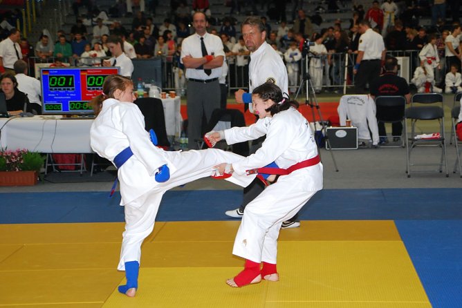 Lia Vogt (l, blau) mit Fu&szlig;technik (Foto: Karin Eckert)