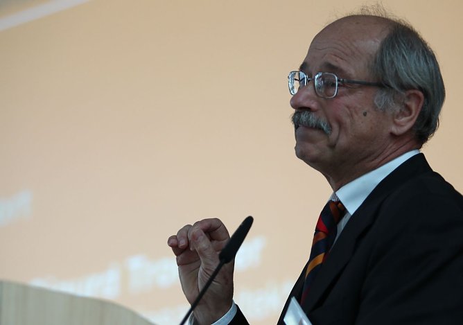 Trommer bei seinem Gru&szlig;wort (Foto: nnz)