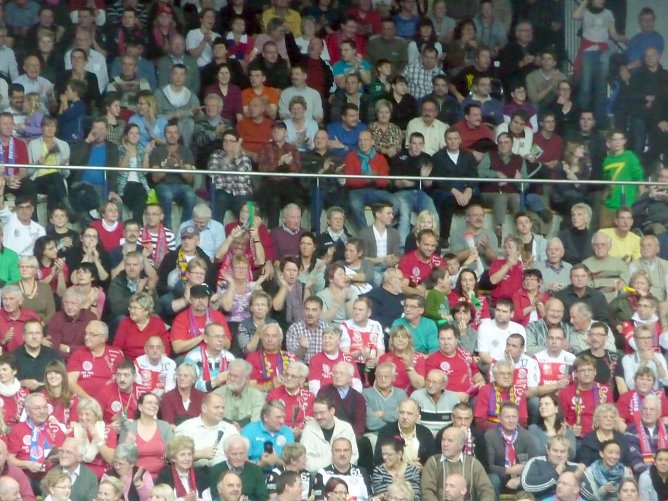 Die Fans treiben die Mannschaft an (Foto: nnz) Die Fans treiben die Mannschaft an (Foto: nnz)
