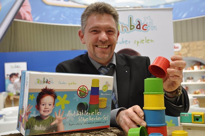 Steffen Hildebrandt, Eitech-Gesch&auml;ftsf&uuml;hrer, mit dem achtteiligen anbac-toys-Stapelbecherset. (Foto: Theresa Dunkel)