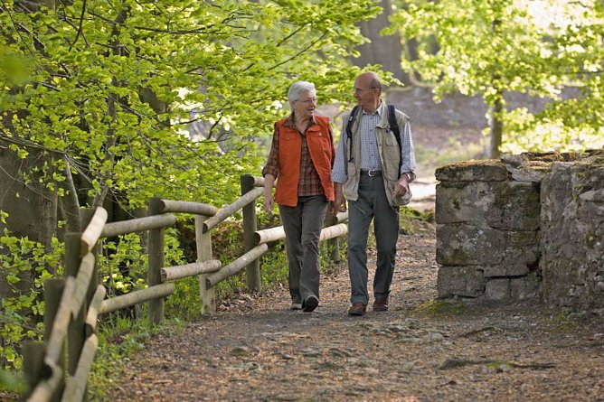 Auf Schusters Rappen unterwegs: Rund um Bad Driburg kann man zwischen 60 ausgeschilderten Wanderwegen ausw&auml;hlen. (Foto: jd/Bad Driburger Touristik GmbH/Teutoburger Wald Tourismus)