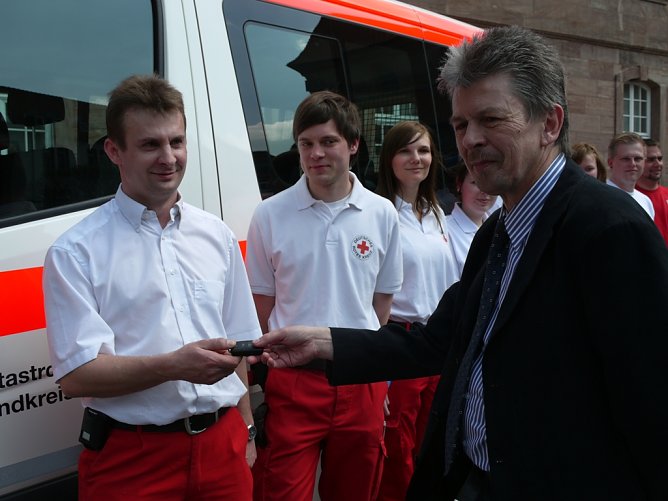 Fahrzeug&uuml;bergabe an DRK (Foto: Ilka K&uuml;hn)