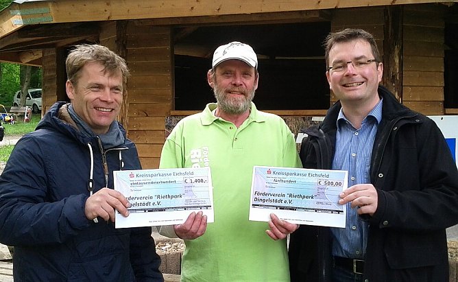 Scheck&uuml;bergabe im Riethpark (Foto: Michael Hoffmeier)