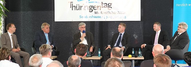 Diskussionsrunde: Von links: Althaus,Militzer, Raue, Wönnmann, Schneider, Augsburg (Foto: nnz) Diskussionsrunde: Von links: Althaus,Militzer, Raue, Wönnmann, Schneider, Augsburg (Foto: nnz)