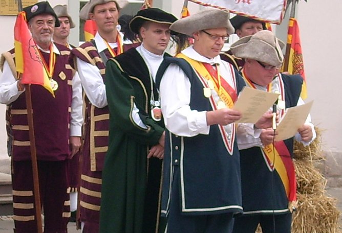 Umzug der Hausmänner (Foto: Karl-Heinz Herrmann) Umzug der Hausmänner (Foto: Karl-Heinz Herrmann)