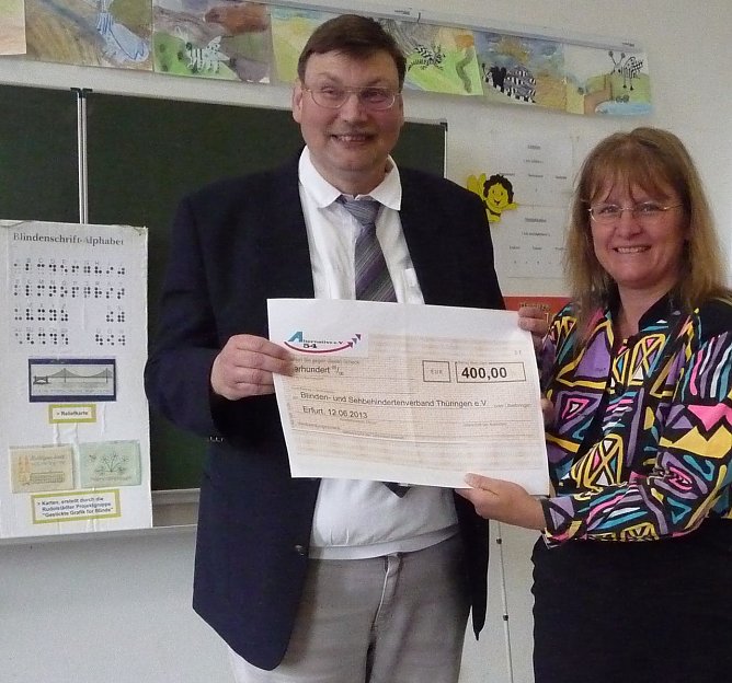 Scheck überreicht (Foto: privat) Scheck überreicht (Foto: privat)
