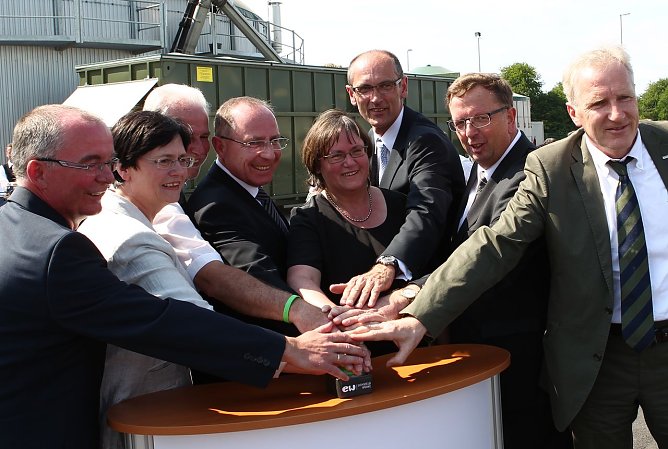 Gemeinsam auf den Knopf gedrückt (Foto: en) Gemeinsam auf den Knopf gedrückt (Foto: en)