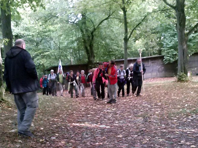 Pilgergruppe auf dem H&uuml;lfensberg (Foto: Ilka K&uuml;hn)