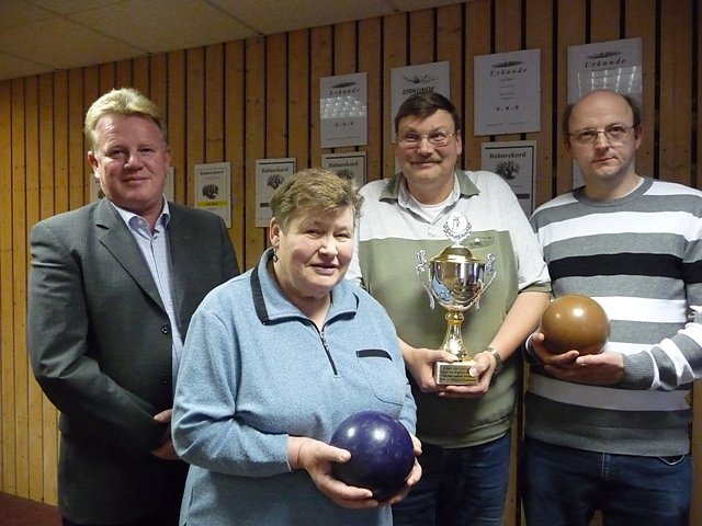 Kegelwettkampf Blindenverband (Foto: Silke Senge) Kegelwettkampf Blindenverband (Foto: Silke Senge)