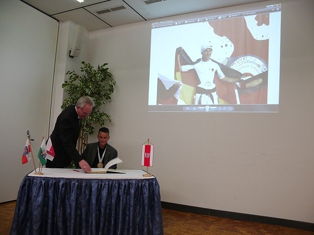 Eintrag ins Goldene Buch der Stadt (Foto: Ilka Kühn) Eintrag ins Goldene Buch der Stadt (Foto: Ilka Kühn)