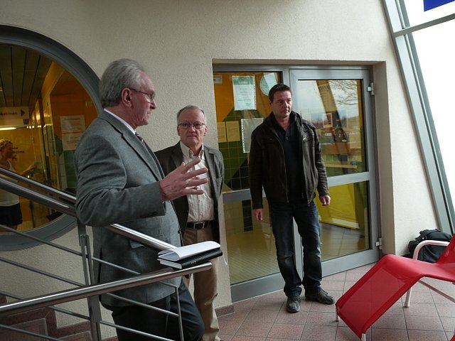 Übergabe Saunaliegen (Foto: Ilka Kühn) Übergabe Saunaliegen (Foto: Ilka Kühn)