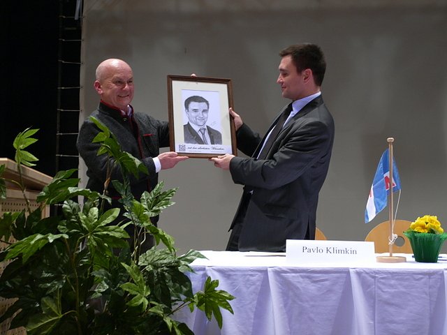 Bildübergabe an den Botschafter (re) (Foto: Ilka Kühn) Bildübergabe an den Botschafter (re) (Foto: Ilka Kühn)