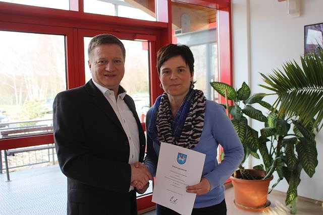 Thomas Spielmann gratuliert Cornelia Müller (Foto: Elke Sagorski) Thomas Spielmann gratuliert Cornelia Müller (Foto: Elke Sagorski)