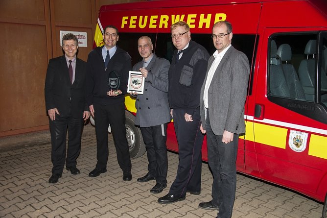 Logo&uuml;bergabe f&uuml;r den F&ouml;rderverein der FFW NDH Mitte von links: OB Dr. Klaus Zeh, Carsten Vogel Vorsitzender der FFW, Stephan Tacke( Werbeagentur Screp Media), Lars Elliger Stellvertreter der FFW (Foto: Michael Caspari ( www.blitzlicht-nordhausen.de ))