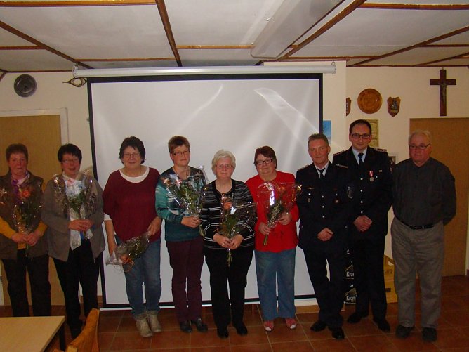 Rosen für die Frauen (Foto: Feuerwehr Geisleden) Rosen für die Frauen (Foto: Feuerwehr Geisleden)