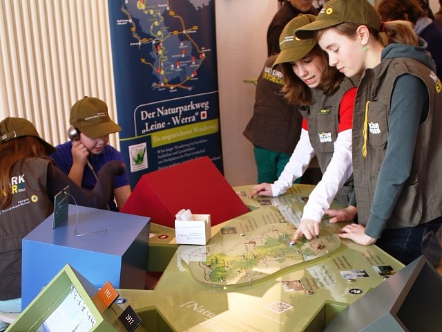 Junior Ranger besuchen die Ausstellung (Foto: Uwe M&uuml;ller)