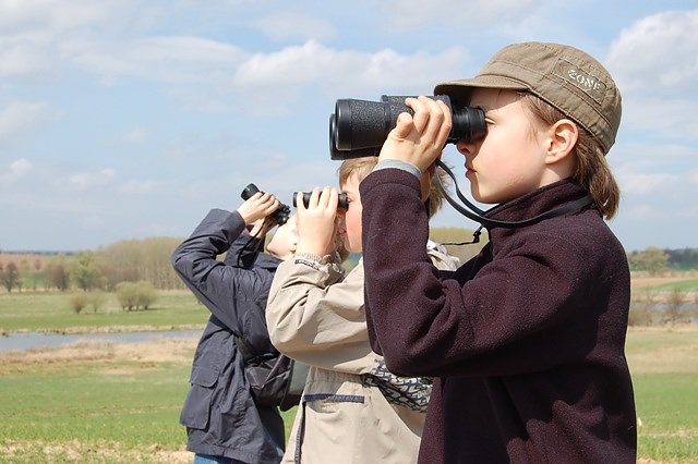Mit dem Fernglas unterwegs (Foto: Christoph Neumann) Mit dem Fernglas unterwegs (Foto: Christoph Neumann)