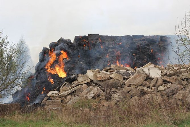Kontrolliertes Abbrennen (Foto: Karl-Heinz Herrmann)
